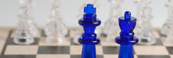 Blå glas skakbrikker